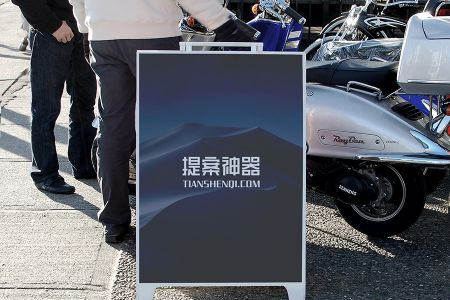 高清户外手提木质箱子移动pop海报样机素材
