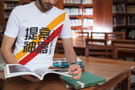 正在翻书的花纹男士T恤样机素材