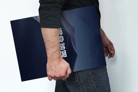 高清人物手拿纸质海报样机素材