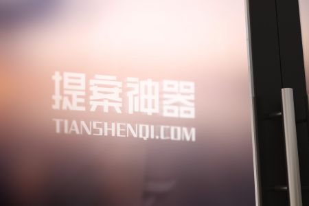 高清细节手推门上logo展示样机素材