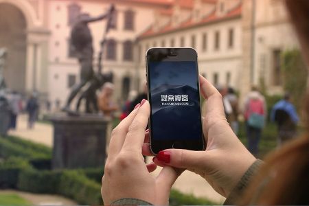 高清场景双手使用深灰色iPhone5场景样机素材