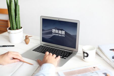 高清室内使用MacbookAir场景样机素材
