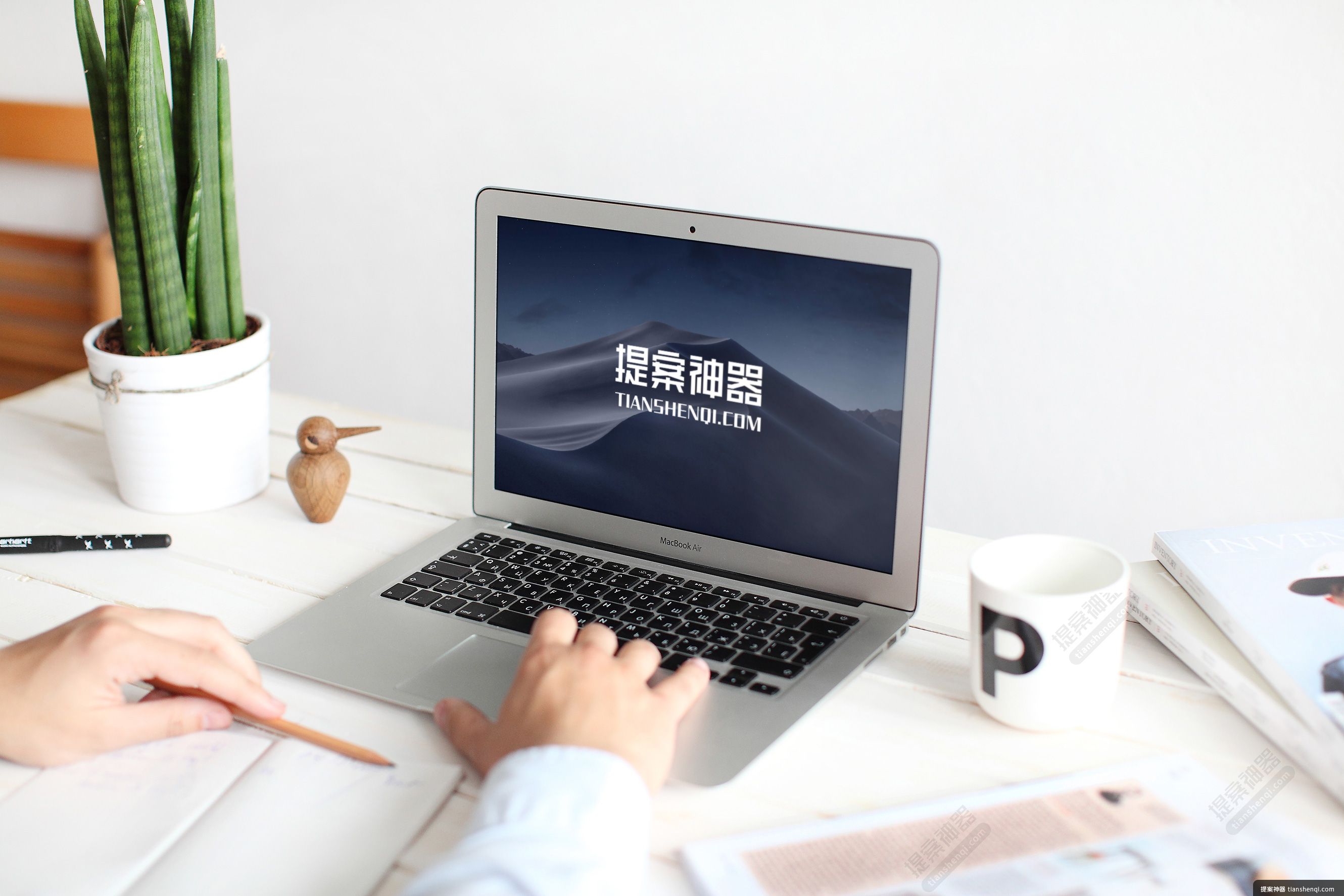高清室内使用MacbookAir场景样机素材