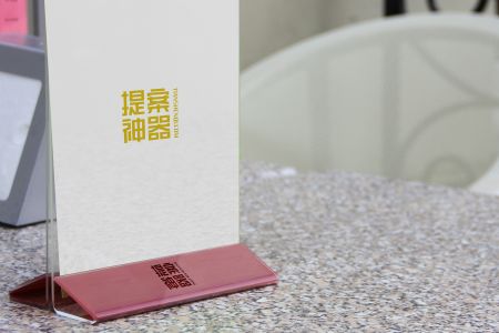 高清大理石桌面上立式台卡展现logo样机素材