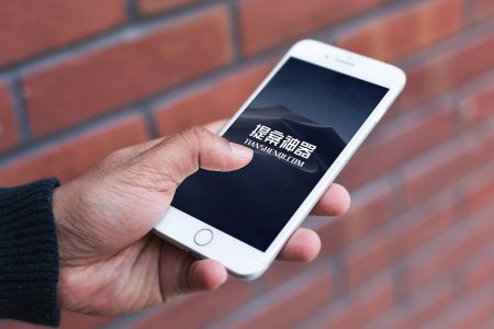 室外红砖墙旁边高清手拿iPhone样机素材