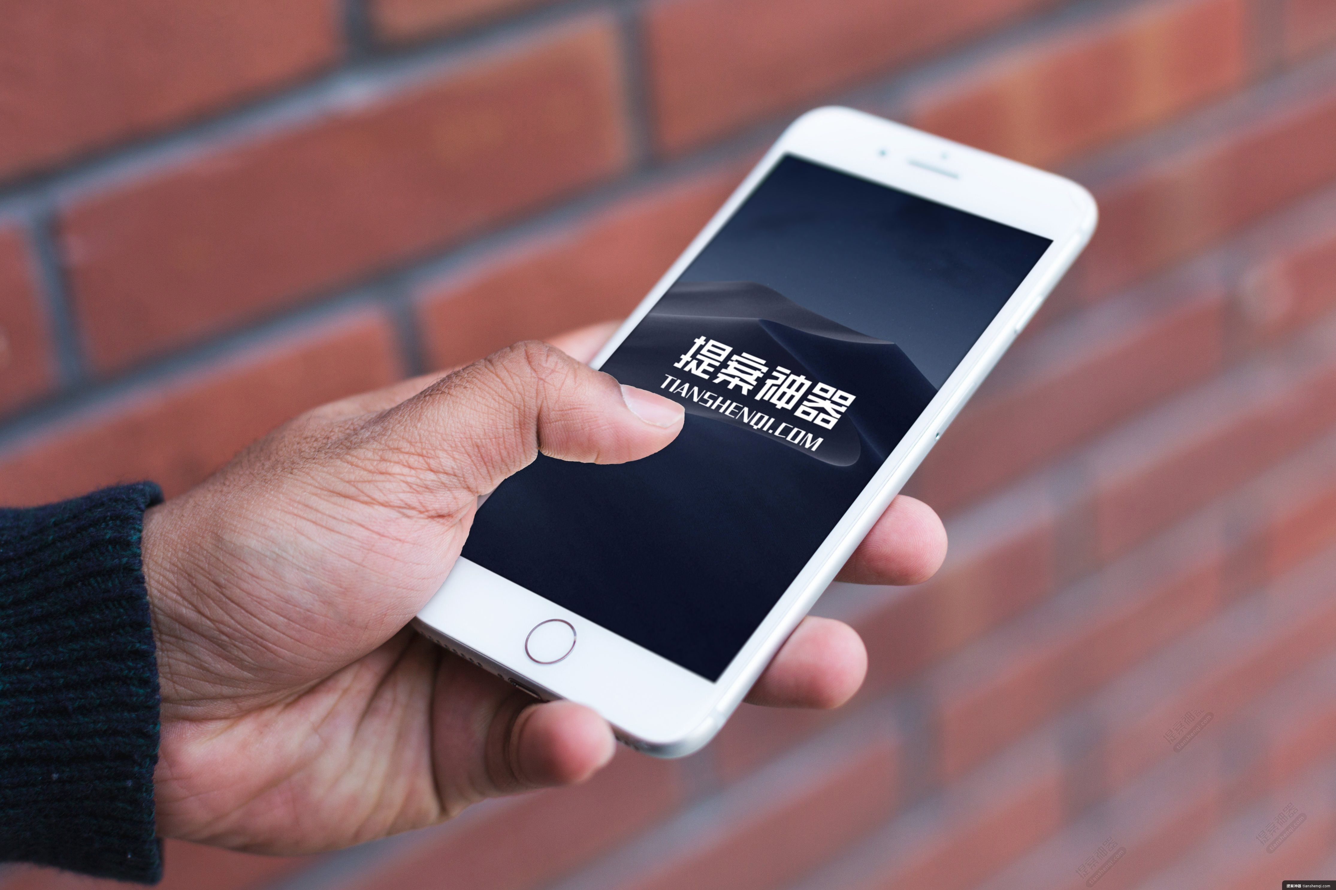 室外红砖墙旁边高清手拿iPhone样机素材