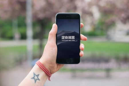 高清公园路上手拿深灰黑iPhone6样机素材