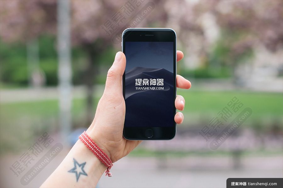 高清公园路上手拿深灰黑iPhone6样机素材