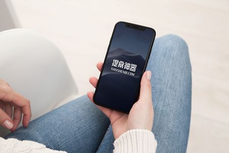 高清女生手拿iPhoneX样机素材