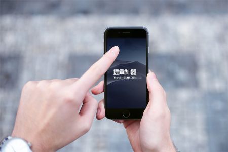 高清男士路上手拿iPhone6手指屏幕样机素材