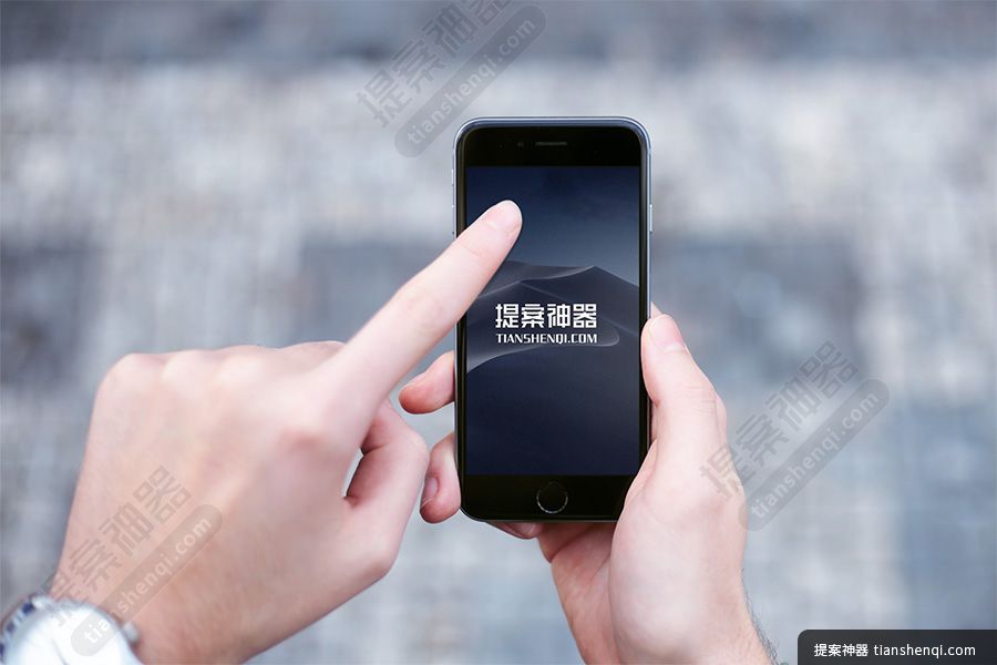 高清男士路上手拿iPhone6手指屏幕样机素材
