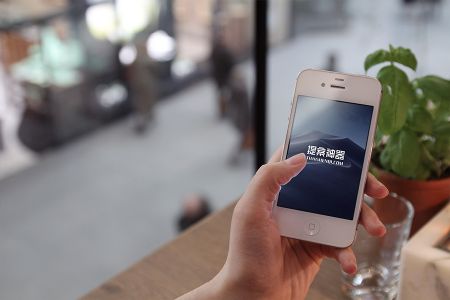 高清街景手拿白色iPhone4样机素材
