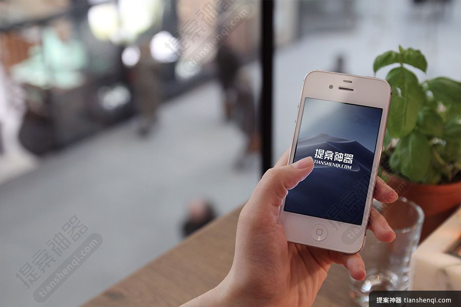 高清街景手拿白色iPhone4样机素材