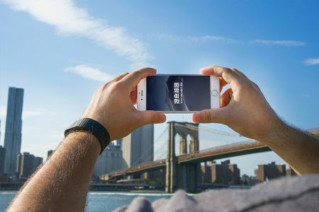 高清海边街景双手拿横版白色iphone6样机素材