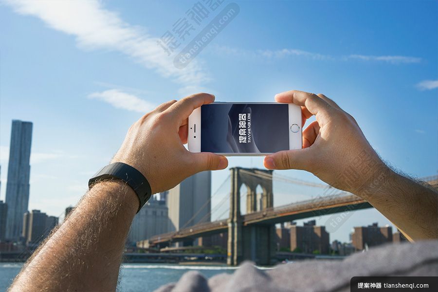 高清海边街景双手拿横版白色iphone6样机素材
