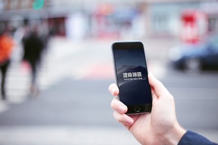 高清背景模糊街边手拿iPhone6样机素材
