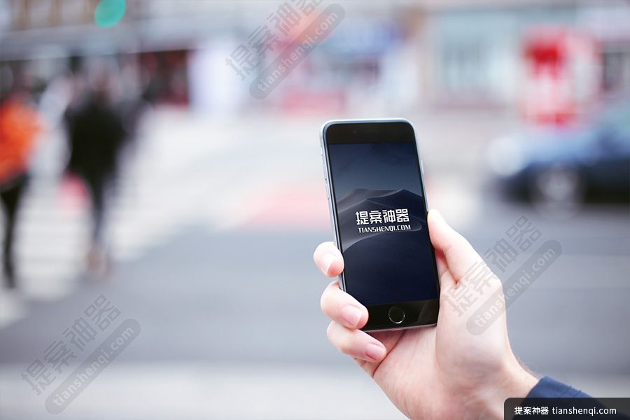 高清背景模糊街边手拿iPhone6样机素材