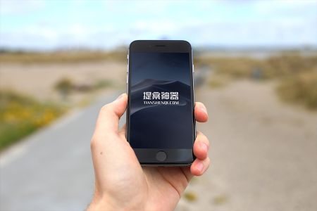 高清野外公路上手拿深空灰iPhone6场景样机素材