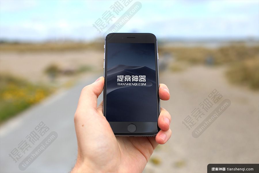 高清野外公路上手拿深空灰iPhone6场景样机素材