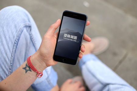 高清坐下手拿iPhone6深灰色样机素材