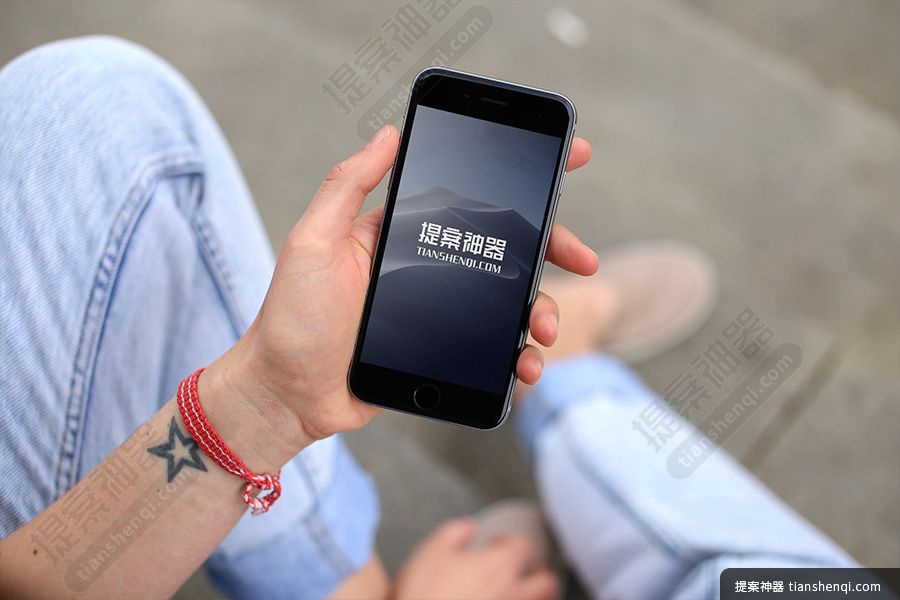 高清坐下手拿iPhone6深灰色样机素材