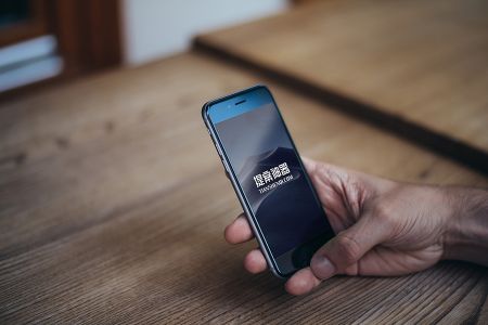 高清木质桌上单手拿iPhone6样机素材