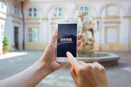 高清艺术院内双手拿iPhone6拍照样机素材