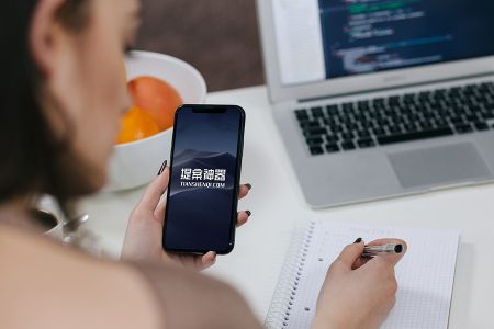 高清职场女士手拿深空黑iPhoneX样机素材