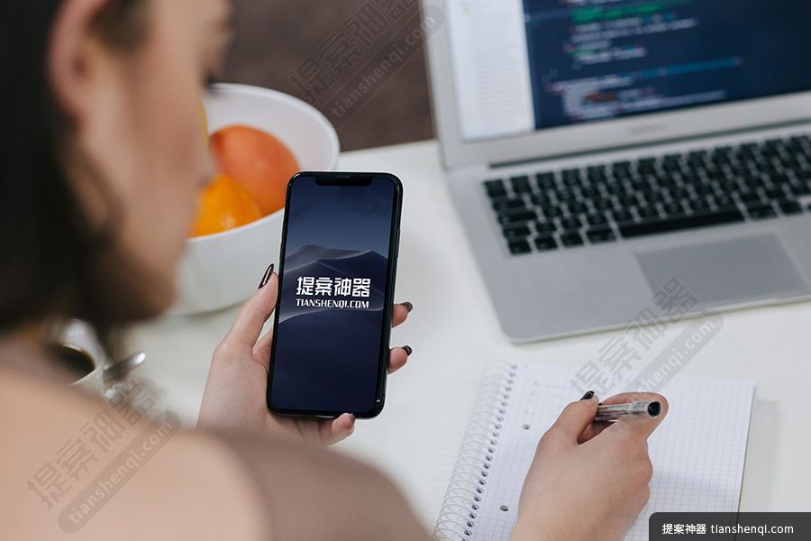 高清职场女士手拿深空黑iPhoneX样机素材