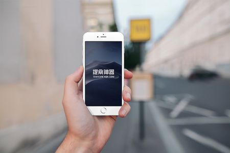 模糊背景警示牌下手拿iPhone6高清样机素材