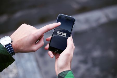 男士路边双手拿深灰黑iPhone6高清场景样机素材