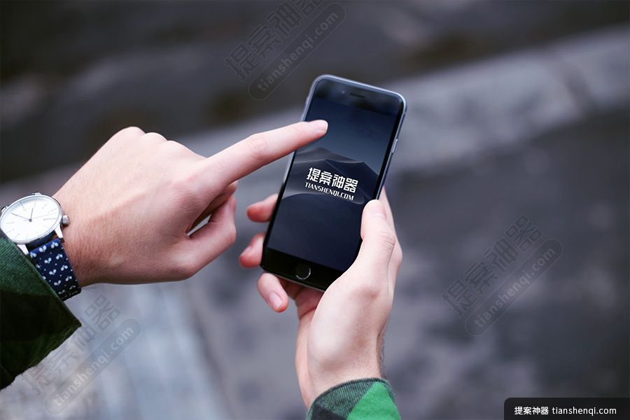 男士路边双手拿深灰黑iPhone6高清场景样机素材