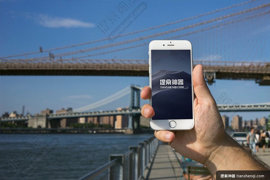 高清大桥下手拿白色iPhone6场景样机素材