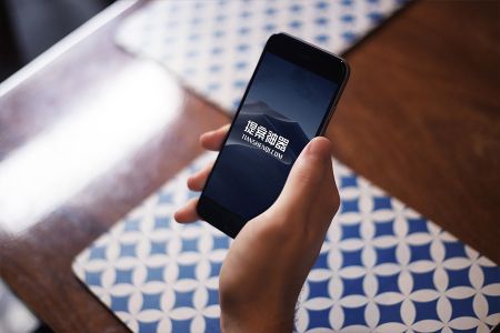 高清晚上昏黄灯光手拿深空灰iPhone6样机素材