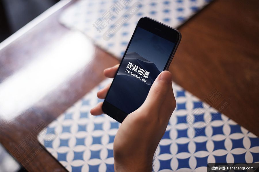 高清晚上昏黄灯光手拿深空灰iPhone6样机素材