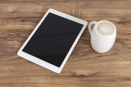 高清简约木质桌子白瓷杯iPad组合场景样机素材