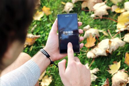 高清草地上手拿SONY手机场景样机素