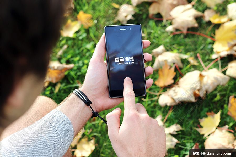 高清草地上手拿SONY手机场景样机素