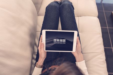 美女高清家里沙发躺着手拿iPadMini场景样机素材