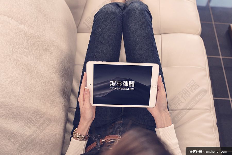 美女高清家里沙发躺着手拿iPadMini场景样机素材
