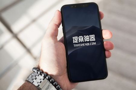 高清室内男士单手拿iPhoneX样机素材
