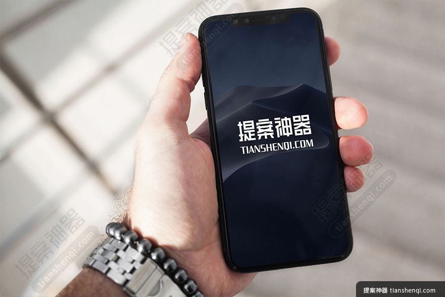 高清室内男士单手拿iPhoneX样机素材