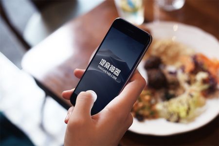 高清手拿iPhone6拍照场景样机素材