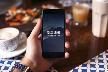 高清简约咖啡店手拿深空灰iPhone6场景样机素材