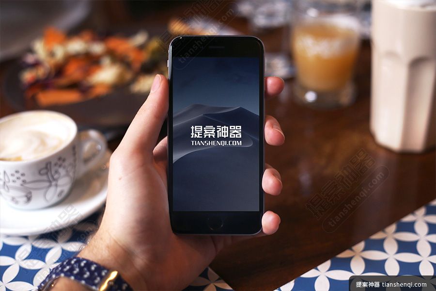 高清简约咖啡店手拿深空灰iPhone6场景样机素材