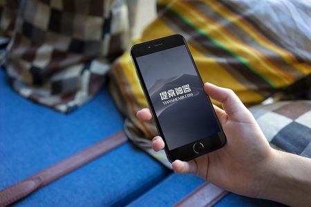 高清床边手拿iPhone6场景样机素材