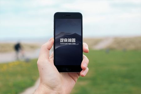 高清户外草地手拿iPhone6摄像样机素材