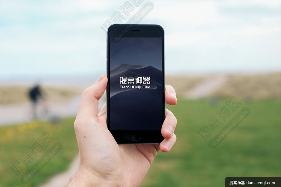 高清户外草地手拿iPhone6摄像样机素材