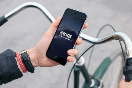 高清骑车场景手拿iPhone6样机素材