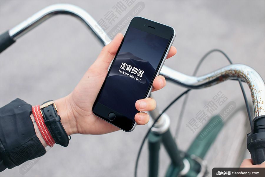 高清骑车场景手拿iPhone6样机素材